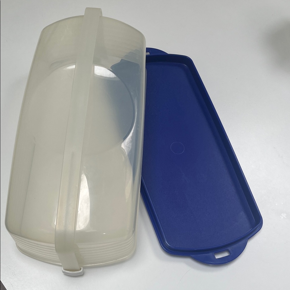 Tupperware Vintage Rectangle Cake Taker Carrier Box w carry handle; bright Blue.